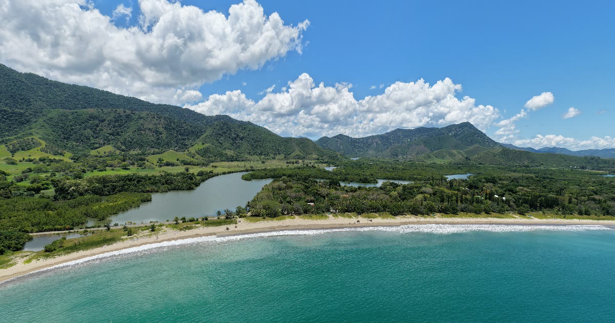 La roche percée et baie des tortues